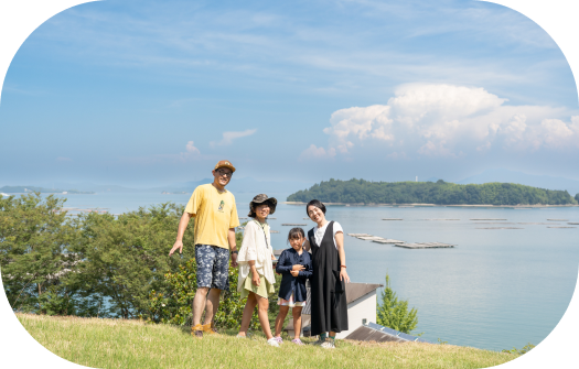 龍王島で遊ぶ家族の写真